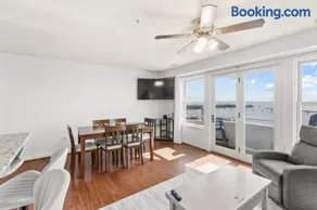 Bayfront Boardwalk Condo w Sunrise Views - Image 4