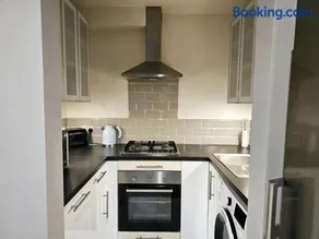 StayZen Apartments - Free Parking & Private Garden Ground Floor Central Woking - Business & Leisure - Image 3