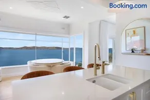 Waterfront luxe- a Hobart oasis - Image 1