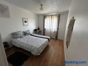 Large 3 bedroom cozy apartment - Image 2