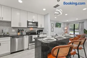 Modern Escape Near Lake Eola and Downtown Orlando - Image 1