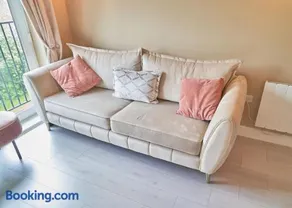 Luxury 2 Bedroom Wokingham Apartment, En Suite, Free WiFi, On Site Parking, Guests 4 - Image 2