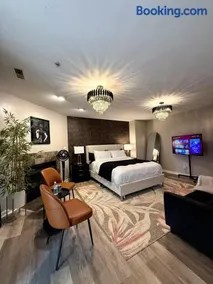 Stylish Modern Basement Suite W Private Entrance - Image 5