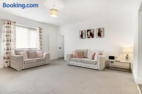 Stylish 2BR House in Ashington by Stay With Us - Image 3