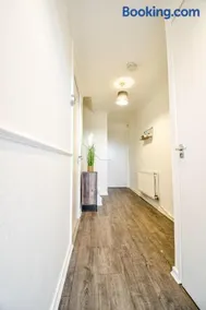 Woodcock House 3 Bedrooms Workstays UK - Image 2