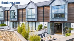Beachstone, Stylish Creekside Luxury Home - Image 3