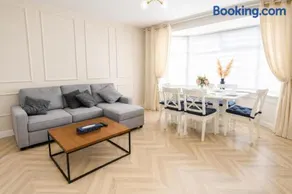 Stylish 2BR House Parking & WiFi Sleeps 6 - Image 4