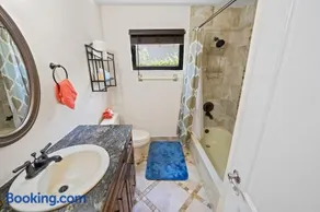 Private Entrance King Room and Private Bath UMiami - Image 3