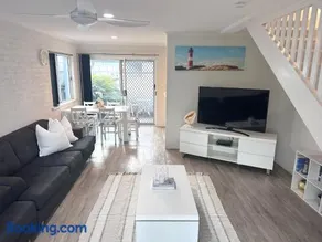 RED Rock - Where Yamba Adventures Meet Townhouse Comfort - Holiday Yamba - Image 3