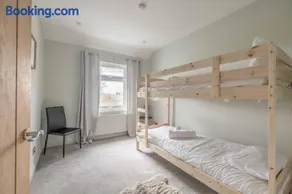 FAMILY FRIENDLY ESCAPE IN ETON, COUNTRYSIDE VIEWS with Hot Tub - By Tempstay - Image 4