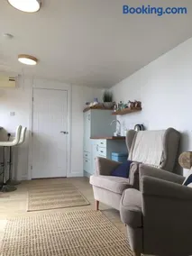 1-bedroom chalet with parking on site - Image 4