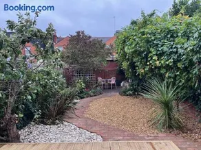 Elegant Reading Haven: 2BD Period Charm & Garden - Image 3