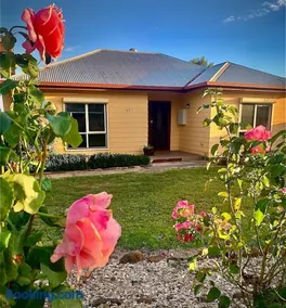 Rose Garden Retreat - Image 1