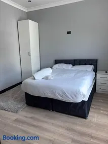 Luxury Contractor and Family stay 3 Double rooms 3 EnSuites B65 Close to City Centre - Image 2