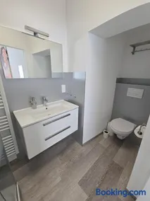 Offbase Lodging No7 - Image 1