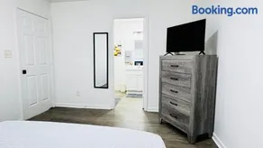 Cozy Escape, private rooms in Charlotte with shared common spaces - Image 2