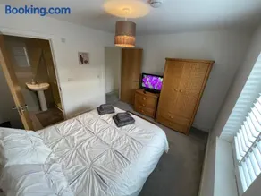 2 Bed 2 Bathroom Gated Apartment 1 Inc free Parking - Image 5