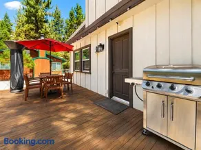 Little Bear Cottage - Walk to Bear Mountain, Fireplace, Deck - Image 4