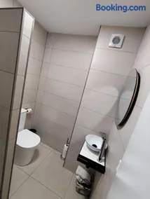 Apartamento cerca del centro y de la estacion Santa Justa a pie, 1 plaza de Parking gratis - Image 3