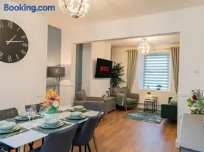 3-Bed Home with Hot Tub, Sleeps 9,Parking - Image 1