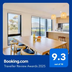 Hobart Luxury Waterfront Retreat 4BR Award-Winning Stay - Image 1