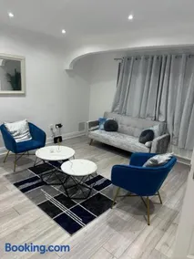 Romford spacious house with conservatory - Image 1