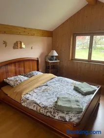 Chalet au bord d'un étang - Image 3