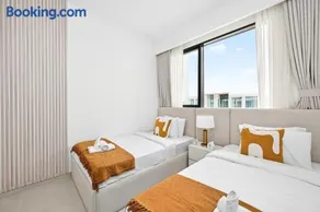Golden Stays - Elegant 4BR Escape I Desert Light & Serene Views - Image 3
