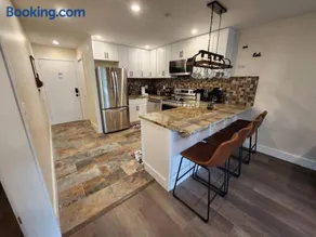 Classy & comfortable condo! - Image 4