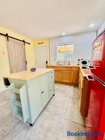 Cabin Getaway with balcony and yard walk to Lake Somerville! - Image 3