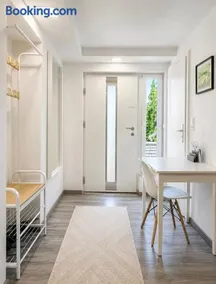 Cozy Apartment with Terrace & Free Parking - Image 2