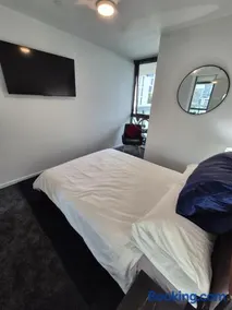 Private Bedroom & Bathroom in an Amazing Shared Brisbane Apartment - Image 3