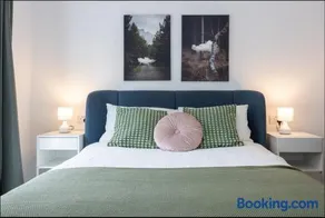 Elegance Retreat - 2 Bed Holiday Home with Parking - Image 3