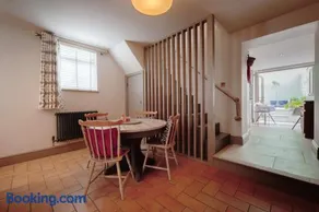 The Lime House: Rustic Cliftonwood Abode - Image 5