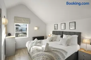 Bright & Modern Townhouse Private Parking - Image 4