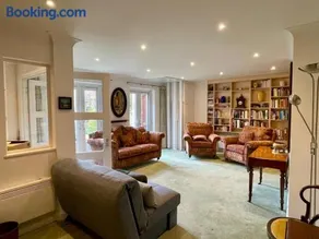 Farnham Haven: Unique Home with Courtyard - Image 2