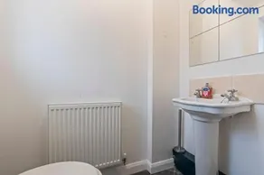 Modern Stay in Nuneaton with Free Parking - Image 4