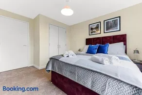 City Retreat with Free Parking and Walking distance from City Centre - Image 3
