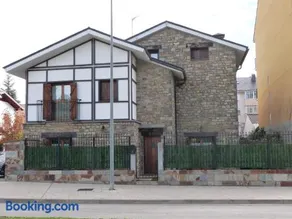 Casa con jardín frente ciudadela - Image 2