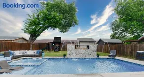 GORGEOUS 5-bd 4ba w Pool, Hot Tub, 2 kitchens, & Game Room Near Dallas Airports! - Image 1