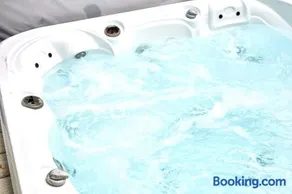 Reynards Retreat Lodge with Hot Tub - Image 1