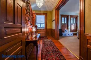 Bricks & Chance Luxury 5 BR home, NEAR Benedictine - Image 1