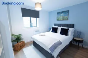 Spacious City Centre Apartment with Balcony - Image 1
