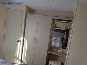 6 BERTH DELUXE CARAVAN PALM GROVE 42 - Image 1