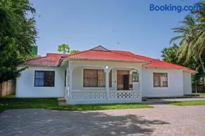 ECO-LUXURY 4 bedroom House Near Bofa Beach - Image 2