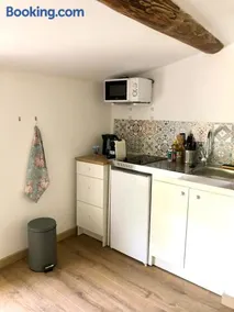 Logement neuf et climatisé, au coeur du village - Image 2