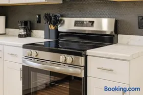 Modern 4BR Retreat | Near Lakeland & Legoland - Image 4