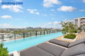 World Famous Racecourse Views with Pool Gym and Parking - Image 3