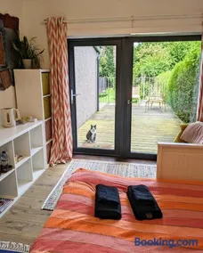Private room with terrace and free parking - Image 2