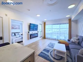 Family Modern 1BR and Den Condo - Apartment with City View, Downtown, Balcony, Free Parking & In-Suite Laundry! - Image 1